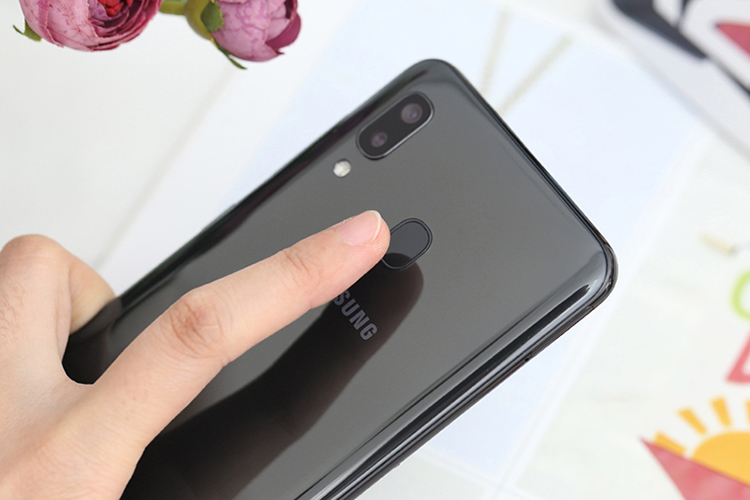 Điện Thoại Samsung Galaxy A20 (32GB/3GB) - Hàng Chính Hãng
